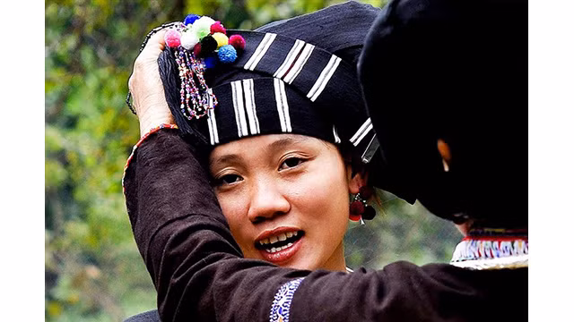 Le beau visage des filles de l’ethnie Lự en costumes de brocart de couleur indigo. Photo : baodantoc.vn