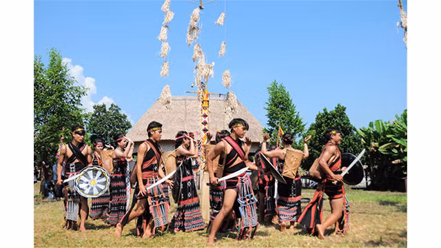 Les activités culturelles des ethnies au Village culturel et touristique des ethnies du Vietnam. Photo : baodautu.vn