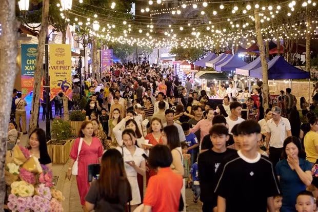 VUI-Fest Bazaar, le premier marché nocturne en bord de mer du Vietnam, est un choix incontournable. Photo : Internet. VUI-Fest Bazaar, le premier marché nocturne en bord de mer du Vietnam, est un choix incontournable. Photo : Internet.