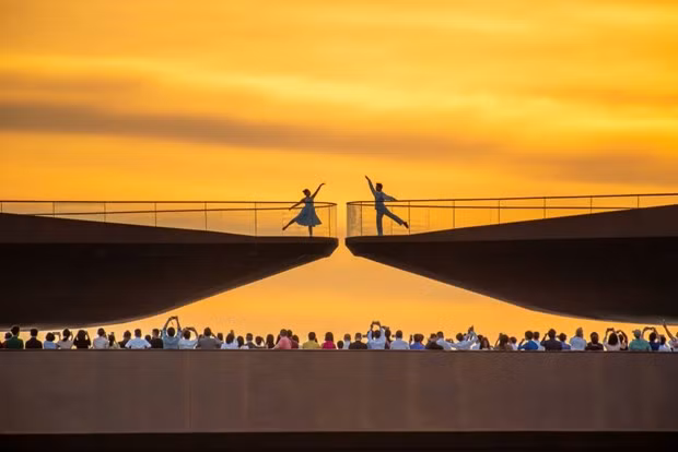 Le pont Kiss est l'endroit idéal pour capturer le plus beau coucher de soleil durant la période de Noël et du Nouvel An. Photo : Truong Phu Quôc Le pont Kiss est l'endroit idéal pour capturer le plus beau coucher de soleil durant la période de Noël et du Nouvel An. Photo : Truong Phu Quôc