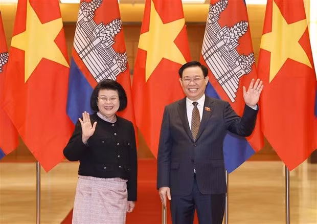 Le Président de l’Assemblée nationale vietnamienne, Vuong Dinh Huê, et son homologue cambodgienne, Samdech Khuon Sudary. Photo : VNA.