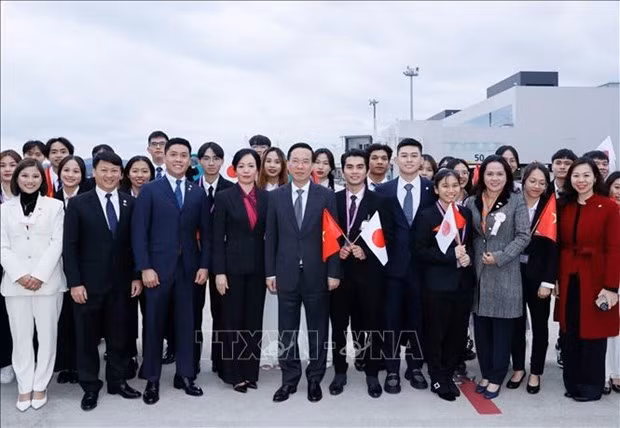 Le Président Vo Van Thuong, son épouse et des Vietnamiens à Fukuoka. Photo: VNA