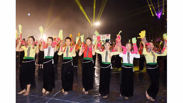 Le concours de danse « xòe » est organisé pour présenter les plus belles figures de danses « xòe » traditionnelles des Thái. Photo : NDEL.