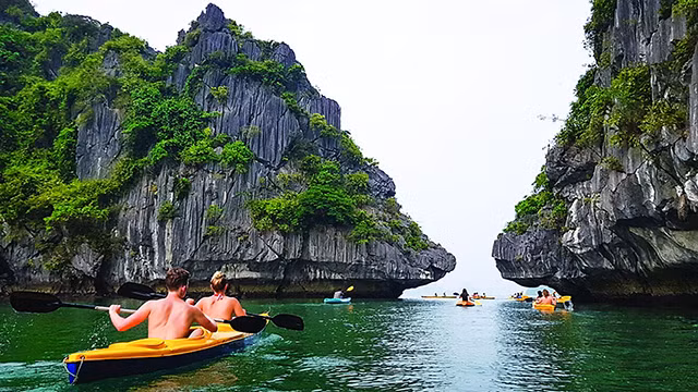 Naviguer sur une magnifique baie méconnue de nombreux touristes étrangers est également une expérience mémorable pour Brekke Fletcher. Photo : Vietnamnet.vn Naviguer sur une magnifique baie méconnue de nombreux touristes étrangers est également une expérience mémorable pour Brekke Fletcher. Photo : Vietnamnet.vn