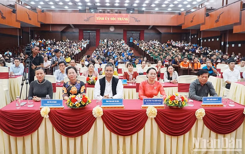Le programme indien « Bonjour Vietnam » à Soc Trang attire de nombreux spectateurs. Photo : NDEL
