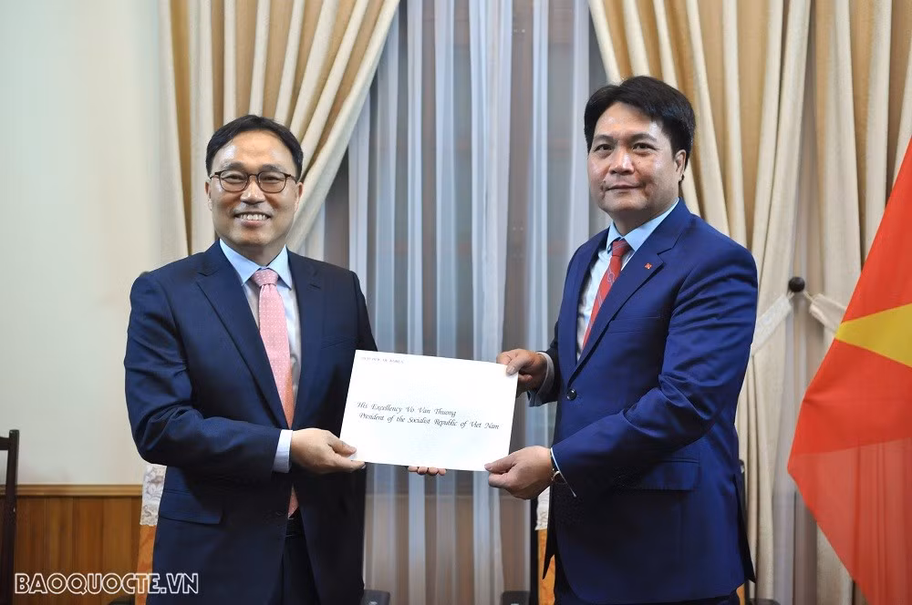 L’ambassadeur sud-coréen au Vietnam, Choi Young Sam, présente ses copies des lettres de créance au directeur du Département du protocole d’État, l’ambassadeur Nguyen Viet Dung (à droite). Photo : baoquocte