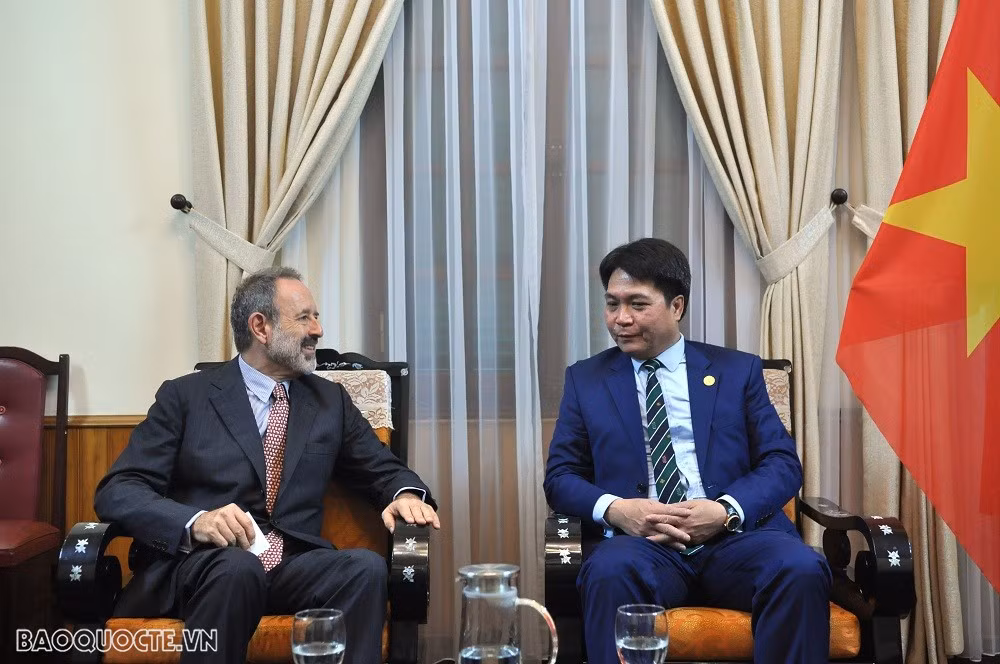 Le directeur du Département du protocole d’État, l’ambassadeur Nguyen Viet Dung (à droite), discute avec l’ambassadeur italien au Vietnam, Marco della Seta, de la coopération bilatérale. Photo : baoquocte