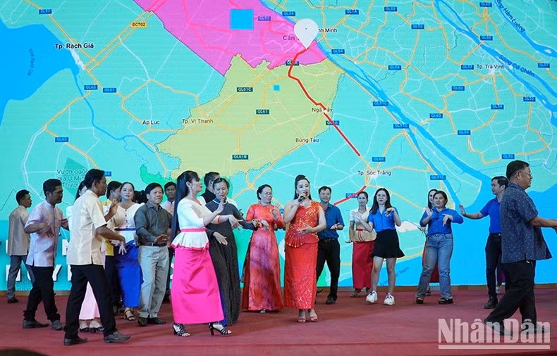 Ayant pour thème sur la solidarité populaire et l’amitié, le programme indien « Bonjour Vietnam » à Soc Trang vise à renforcer la compréhension culturelle et les relations amicales entre les peuples indien et vietnamien. Photo: NDEL