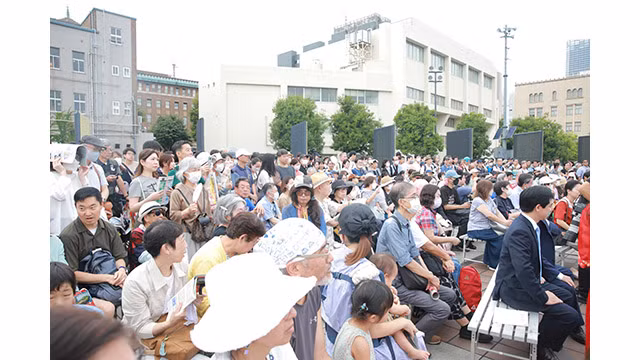 De nombreux habitants de la province de Kanagawa en particulier et du Japon en général sont venues assister au spectacle. Photo : bvhttdl.gov.vn