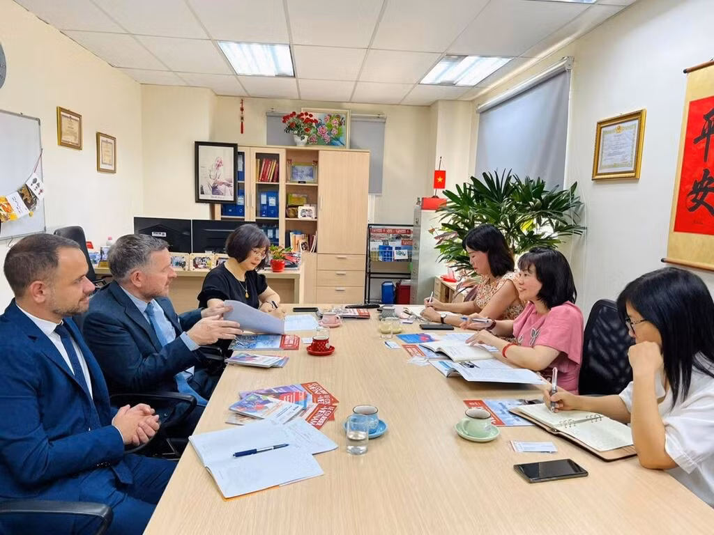 Une séance de travail entre la rédaction du Courrier du Vietnam et le nouveau représentant de l'OIF pour l'Asie et le Pacifique en mai 2023. Photo : Hà My/CVN. Une séance de travail entre la rédaction du Courrier du Vietnam et le nouveau représentant de l'OIF pour l'Asie et le Pacifique en mai 2023. Photo : Hà My/CVN.