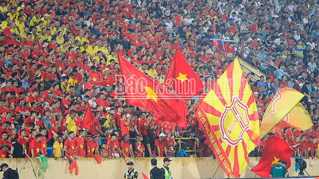 Des dizaines de milliers de fans applaudissent l’équipe vietnamienne de football. Photo : Journal Nam Dinh.
