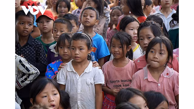 De nombreux enfants sont venus assister et participer à la fête avec des visages excités. Photo : VOV.