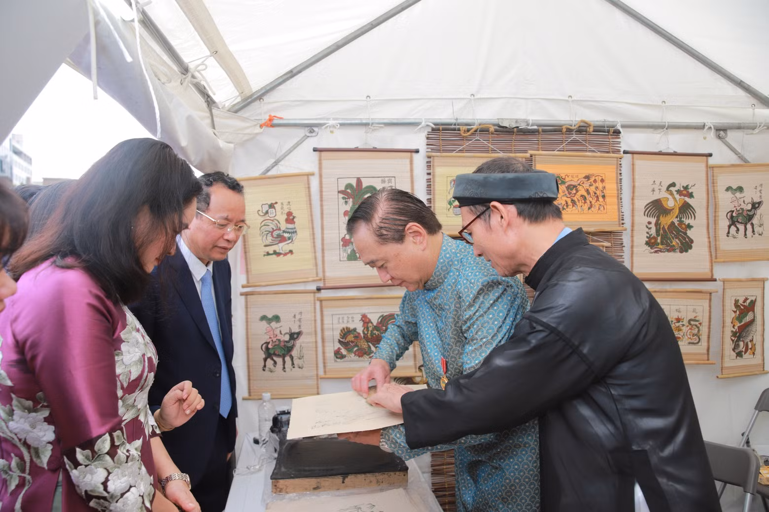 L’artiste émérite Nguyên Huu Qua lui a offert une estampe populaire de Dông Hô. Photo : bvhttdl.gov.vn