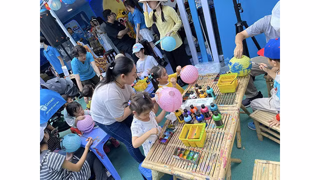 Les enfants colorient des lanternes. Photo : thoidai.com.vn