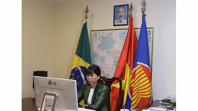 L’ambassadrice vietnamienne au Brésil, Phan Thi Kim Hoa, s’est rendue dans l’État d’Amazonas en avril 2022. Photo : baoquocte.vn