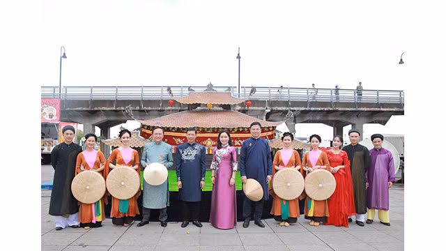 Les dirigeants de la préfecture de Kanagawa, du Ministère vietnamien de la Culture, des Sports et du Tourisme et de l’ambassade du Vietnam au Japon ont assisté au programme des marionnettes sur l’eau présenté par le Théâtre de marionnettes du Vietnam. Photo : bvhttdl.gov.vn.