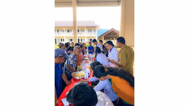 Une délégation de l’Union provinciale de la jeunesse de Quang Nam donne des consultations médicales gratuites aux habitants de la province de Sékong. Photo : thoidai.com.vn