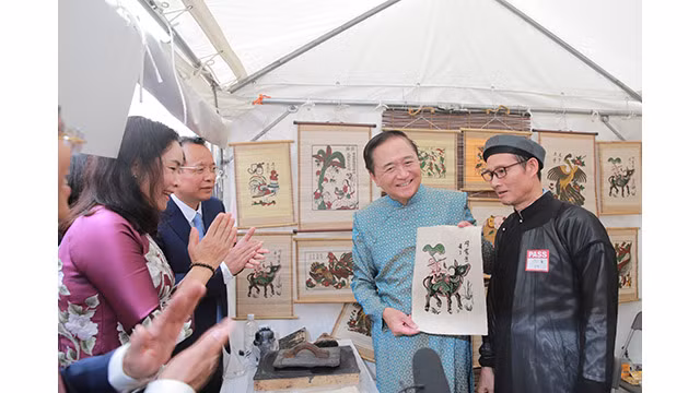 Les dirigeants du Ministère de la Culture, des Sports et du Tourisme et de la préfecture de Kanagawa ont visité le stand du ministère de la Culture, des Sports et du Tourisme. Photo : bvhttdl.gov.vn