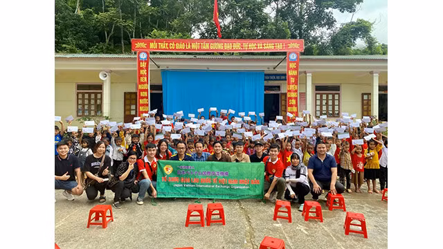 La FAVIJA offre 200 cadeaux aux minorités ethniques des villages de Quyêt Thang et de Hat Tà Ven, dans la commune de Keng Du. Photo : thoidai.com.vn