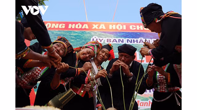 Les Khơ Mú se réjouissent des pots d’alcool après la fête. Photo : VOV.