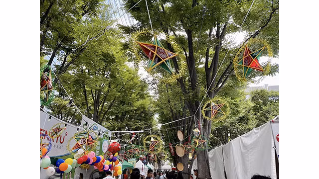Des lanternes étoilées lors de la fête. Photo : thoidai.com.vn