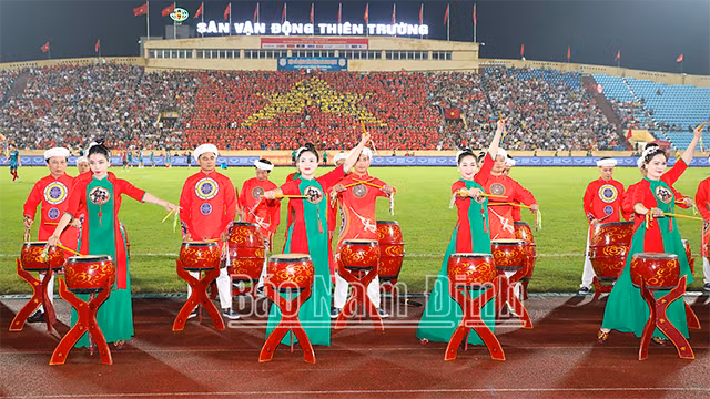 Battement de tambour avant le match. Photo : Journal Nam Dinh.