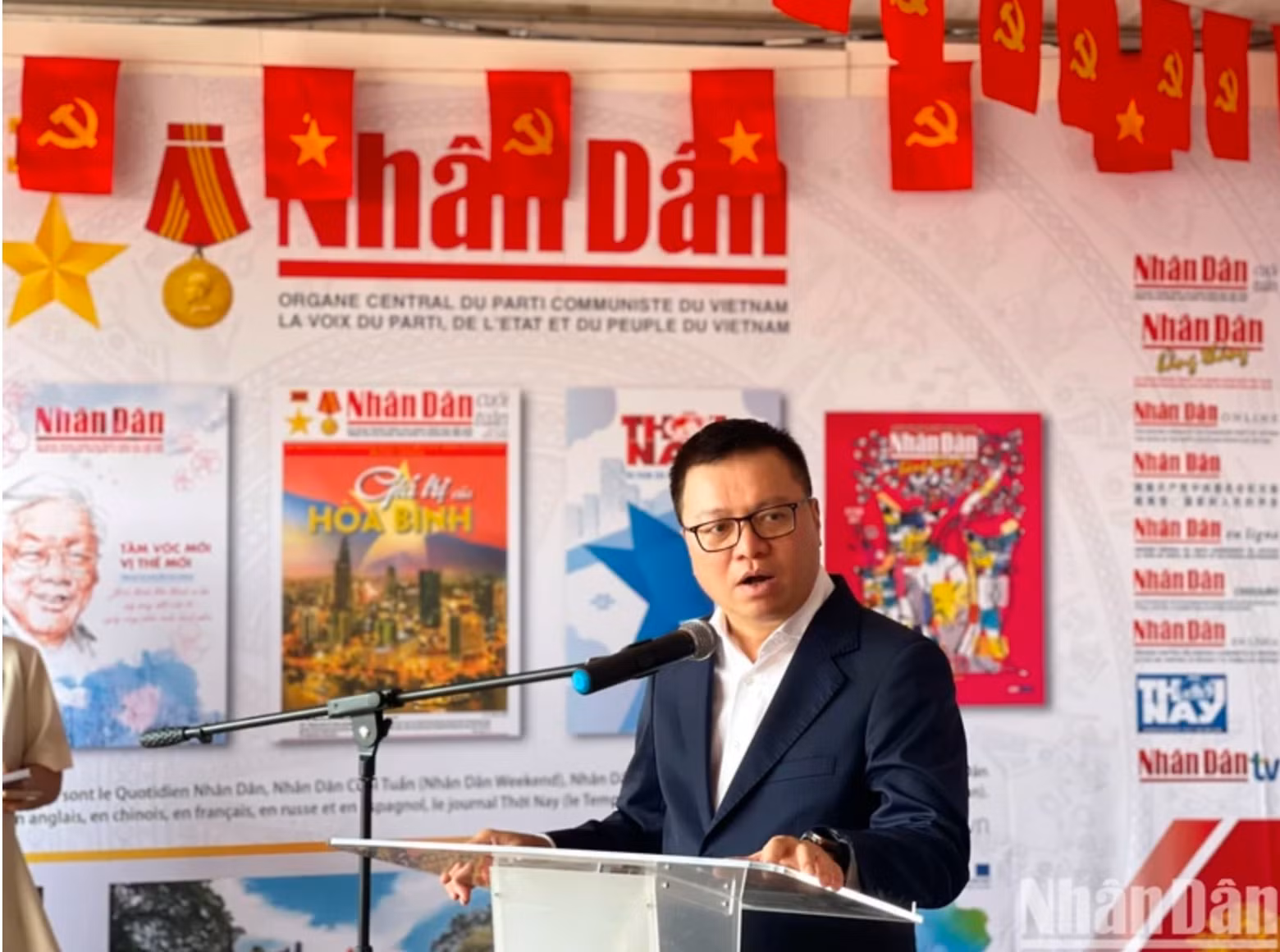 Le rédacteur en chef Lê Quôc Minh s'exprime lors de la Fête de l'Humanité. Photo: NDEL