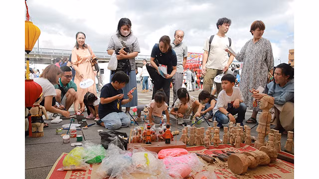 Même s’il a plu tôt le matin dans la ville de Yokohama, de nombreux habitants sont quand même venus assister au festival. À midi, le soleil est revenu et les touristes venant découvrir le festival sont encore plus nombreux. Photo : bvhttdl.gov.vn