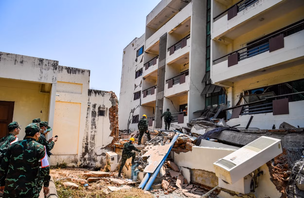 Alors qu'elle menait des opérations de secours à l'hôpital Ottara Thiri dans la capitale Naypyidaw du Myanmar, l'équipe de secours de l'Armée populaire vietnamienne a reçu des informations selon lesquelles une victime du tremblement de terre était piégée dans les décombres. Photo: NDEL