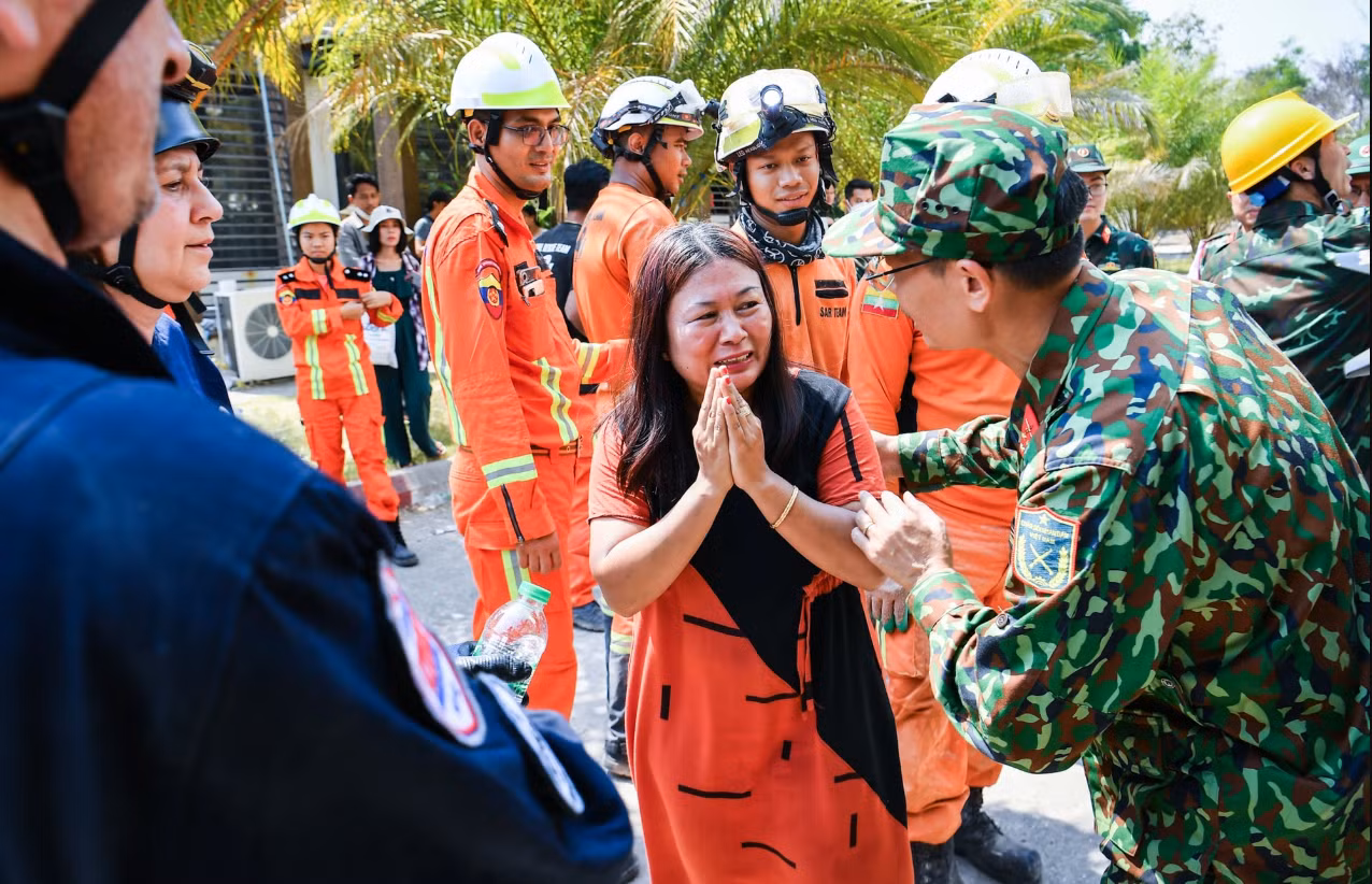 Le propriétaire de l'hôtel Aye Chan Thar, où travaille la victime, a remercié les secouristes avec émotion. Photo: NDEL