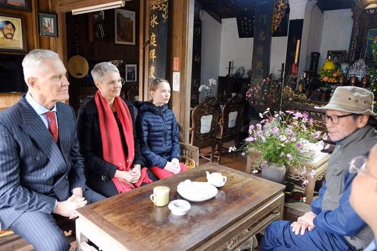 L'ambassadrice de Norvège au Vietnam, Hilde Solbakken, et sa famille se rendent à une ancienne maison dans l'ancien village de Duong Lam. Photo : baoquocte.vn