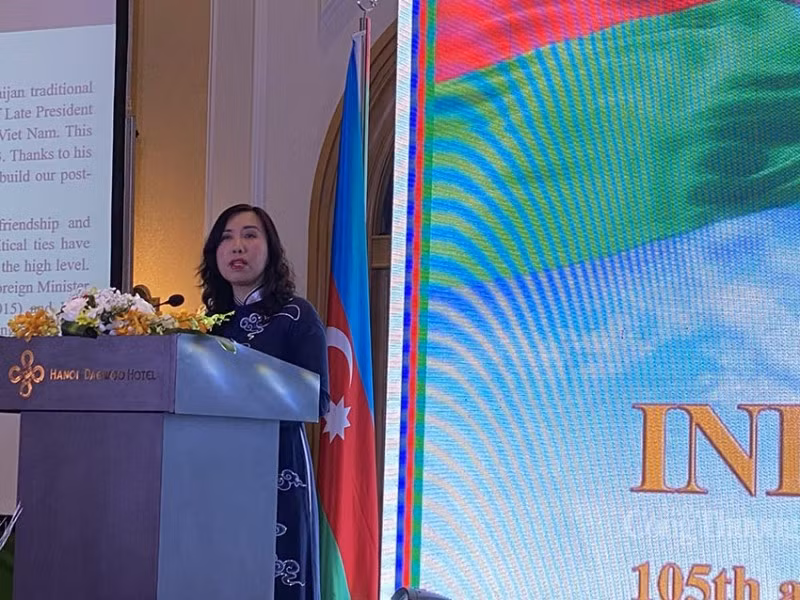 La vice-ministre vietnamienne des Affaires étrangères, Lê Thi Thu Hang, félicite le peuple azerbaïdjanais à l’occasion de la fête nationale de son pays. Photo : Congthuong.vn La vice-ministre vietnamienne des Affaires étrangères, Lê Thi Thu Hang, félicite le peuple azerbaïdjanais à l’occasion de la fête nationale de son pays. Photo : Congthuong.vn