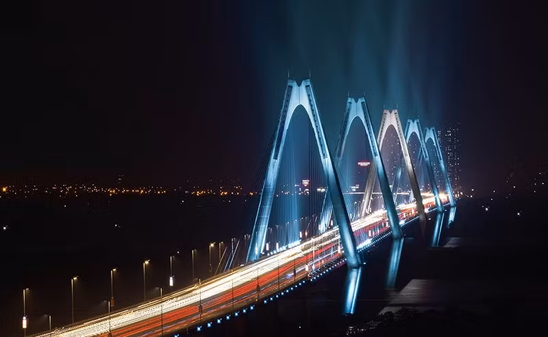Le soir 25 mai, le pont Nhât Tân a été illuminé aux couleurs du drapeau national argentin en l’honneur de la Fête nationale de l’Argentine et dans une démonstration de l’amitié durable entre les deux pays. Photo : baoquocte.vn