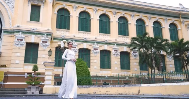 La Miss Isabella Menin est présente dans l’emblématique tunique vietnamienne, l’"áo dài".