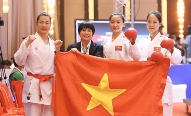 L'équipe vietnamienne de karaté remporte une autre médaille d'or après la finale palpitante de l'épreuve par équipe féminine de kumité devant son adversaire philippin. Photo: VNA. L'équipe vietnamienne de karaté remporte une autre médaille d'or après la finale palpitante de l'épreuve par équipe féminine de kumité devant son adversaire philippin. Photo: VNA.