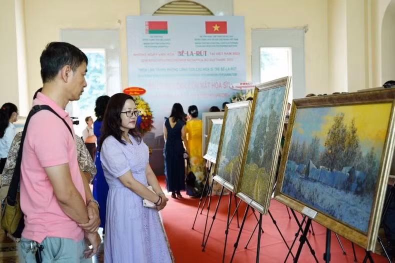 Des visiteurs à l'exposition de peintures de jeunes artistes biélorusses. Photo : NDEL.