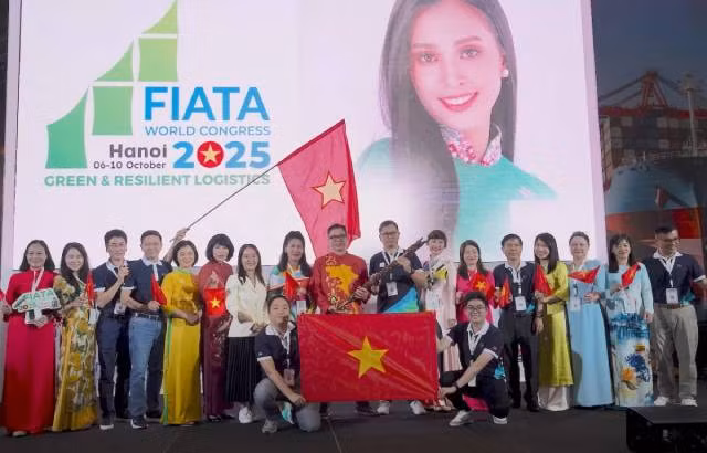 Le Vietnam reçoit le sceptre pour organiser le Congrès FIATA 2025 (FWC 2025). Photo : Association des entreprises de services logistiques du Vietnam.