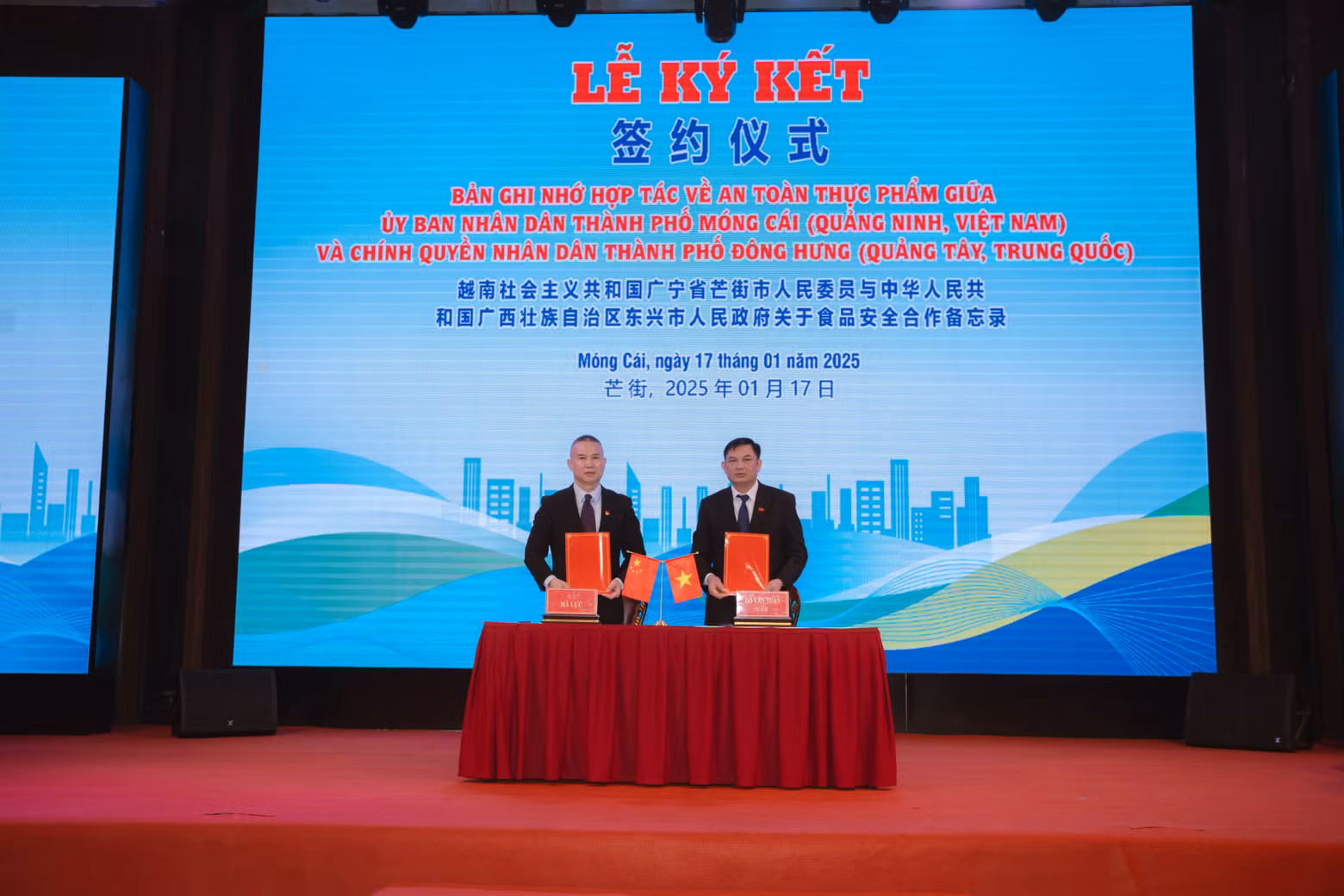 La ville de Mong Cai du Vietnam et la ville de Dongxing de la Chine signent un protocole d'accord de coopération sur l'hygiène et la sécurité alimentaires. Photo : mongcai.gov.vn La ville de Mong Cai du Vietnam et la ville de Dongxing de la Chine signent un protocole d'accord de coopération sur l'hygiène et la sécurité alimentaires. Photo : mongcai.gov.vn