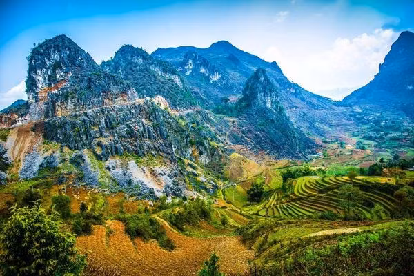 Cratère de grotte volcanique C7 dans le géoparc de Dak Nông. Photo : VNA.