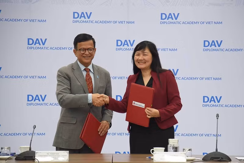 Le sous-secrétaire général des Nations Unies et directeur général de l'UNITAR, Nikhil Seth, et a docteure Pham Lan Dung, directrice par intérim de l’Académie diplomatique du Vietnam, a signé un accord de coopération sur l’organisation de programmes de formation à l’intention du personnel diplomatique. Photo : baoquocte. Le sous-secrétaire général des Nations Unies et directeur général de l'UNITAR, Nikhil Seth, et a docteure Pham Lan Dung, directrice par intérim de l’Académie diplomatique du Vietnam, a signé un accord de coopération sur l’organisation de programmes de formation à l’intention du personnel diplomatique. Photo : baoquocte.