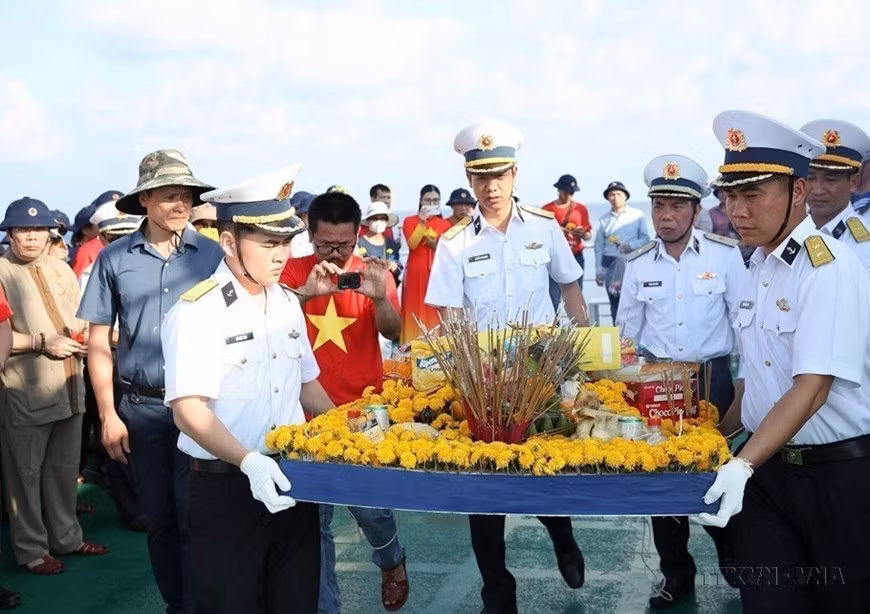 Un groupe de travail comprenant 47 Vietnamiens d'outre-mer de 22 pays et près de 200 délégués, organise une cérémonie en mer pour commémorer les soldats tombés à Truong Sa. Photo : VNA.