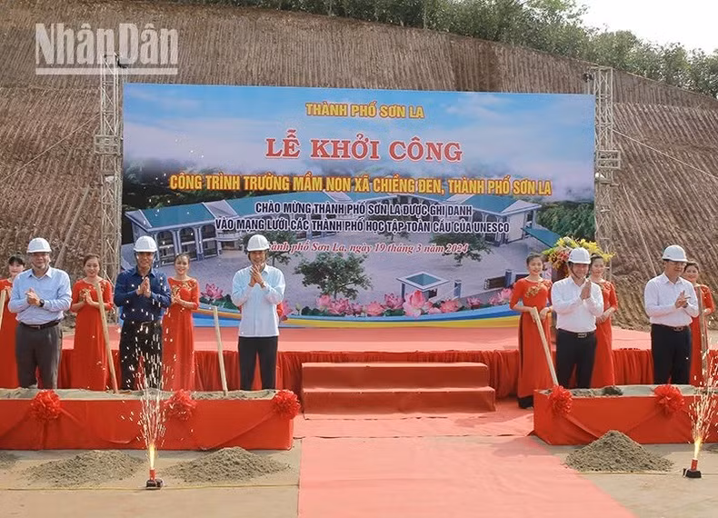 Nguyên Huu Dông, membre du Comité central du Parti, secrétaire du Comité du Parti et chef de la délégation des députés de l’Assemblée nationale de la province de Son La, et d’autres délégués ont procédé à la cérémonie de mise en chantier de l’école maternelle de la commune de Chiêng Den dans la ville de Son La.