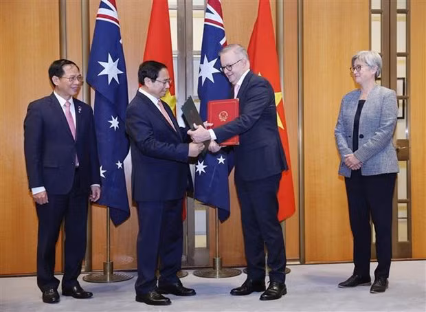 Les deux dirigeants échangent la déclaration commune d'élever les relations Vietnam - Australie au niveau d'un partenariat stratégique intégral. Photo : VNA.