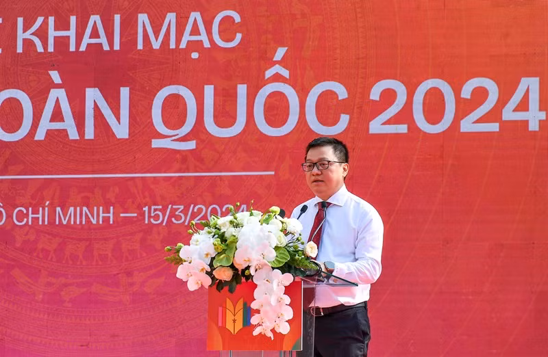 Lê Quôc Minh, rédacteur en chef du Journal Nhân Dân, chef adjoint de la Commission centrale de Propagande et d’Éducation du Parti et président de l’Association des Journalistes du Vietnam, prend la parole lors de la cérémonie d'ouverture du Festival national de la presse 2024.