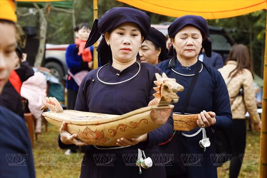 De petites barques en bois utilisées lors de la fête de Nàng Hai. De petites barques en bois utilisées lors de la fête de Nàng Hai.
