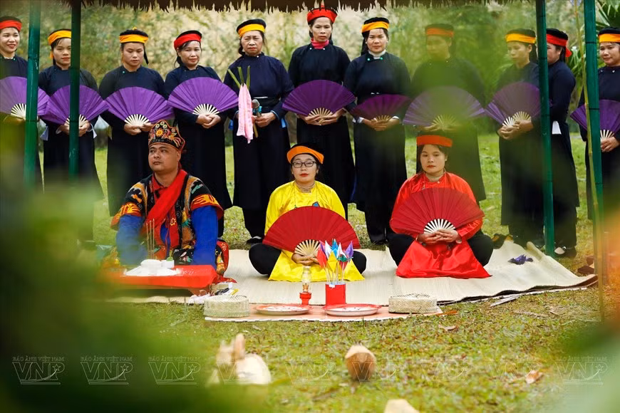 Cette fête de culte à la lune est organisée chaque année du 1er au 3e mois lunaire par les Tày de la province de Cao Bang. Les Tày pensent qu’il y a une fée mère et douze fées qui vivent sur la lune. Ces fées prennent soin de la météo et des champs pleins de nourriture. Cette fête de culte à la lune est organisée chaque année du 1er au 3e mois lunaire par les Tày de la province de Cao Bang. Les Tày pensent qu’il y a une fée mère et douze fées qui vivent sur la lune. Ces fées prennent soin de la météo et des champs pleins de nourriture.