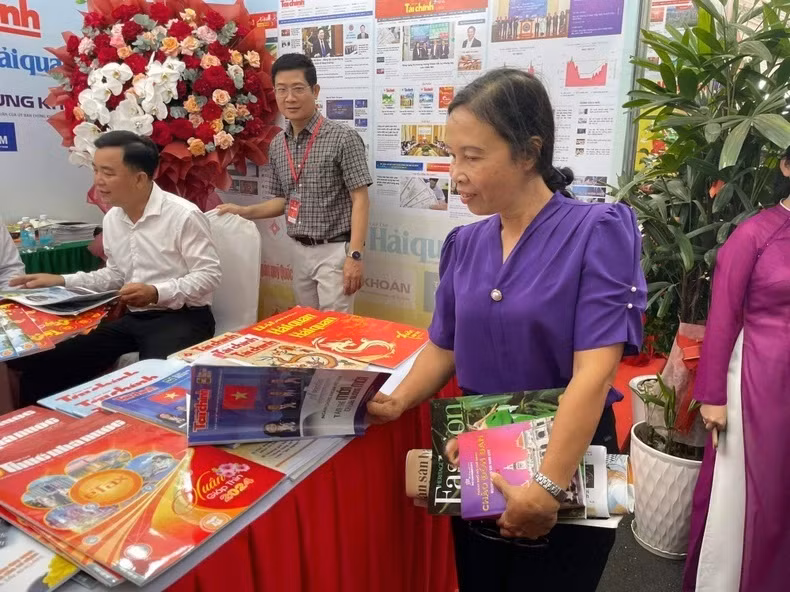 Mme Hà, âgée de 60 ans, de Tiên Giang, s'est montrée impressionnée par l'envergure du Festival national de la presse 2024.