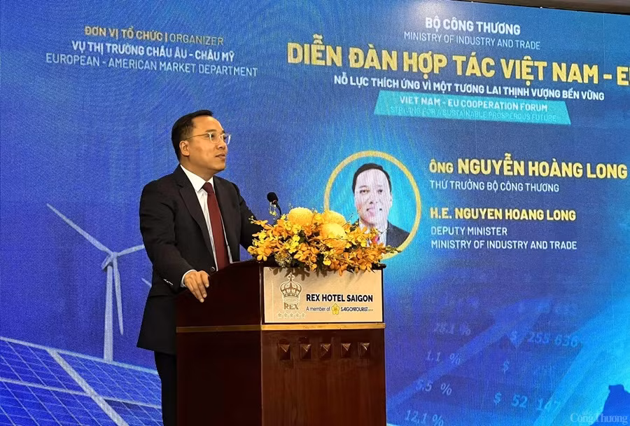 Le vice-ministre de l’Industrie et du Commerce, Nguyen Hoang Long, prend la parole lors du forum. Photo : Congthuong.vn