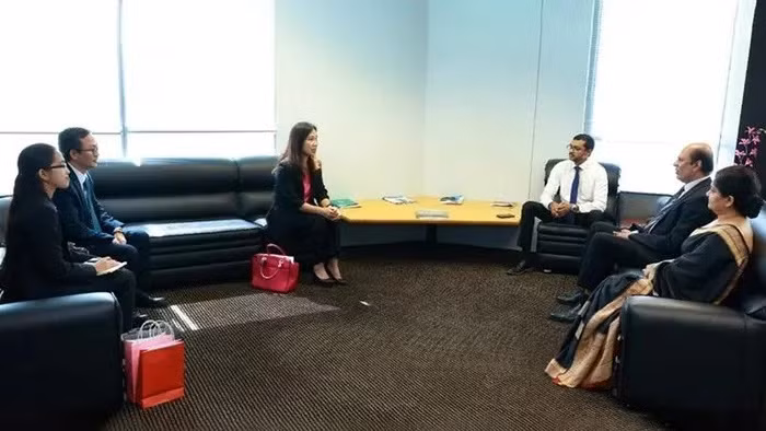 L’ambassadrice Trinh Thi Tâm a rencontré Arjuna Herath, président du Conseil des investissements sri-lankais. Photo : baoquocte. L’ambassadrice Trinh Thi Tâm a rencontré Arjuna Herath, président du Conseil des investissements sri-lankais. Photo : baoquocte.