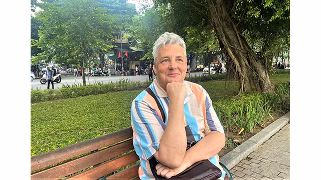 Ravinia, une touriste espagnole qui visite le lac Hoàn Kiêm. Photo : Thuy Linh.